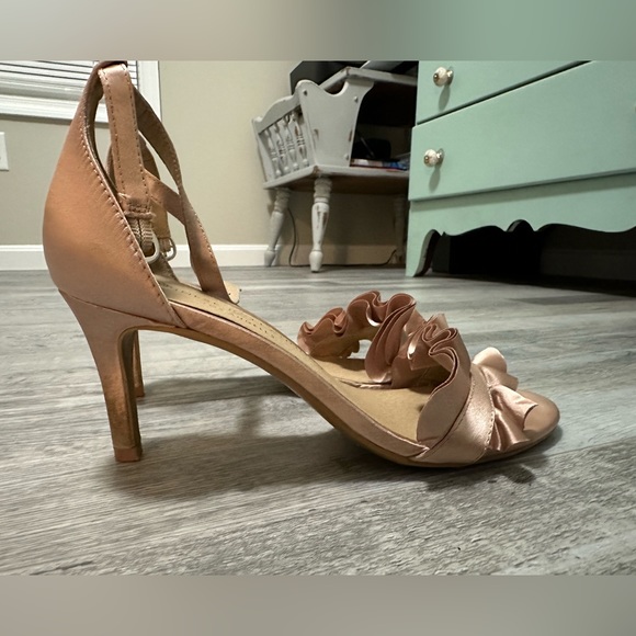 Pink/rose gold women’s heels - Picture 2 of 2